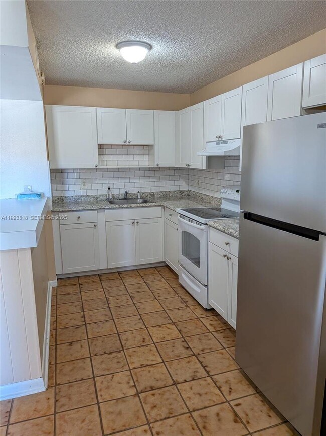 Building Photo - 5494 Courtyard Dr