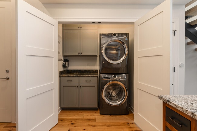 Building Photo - 215 E Pleasant St