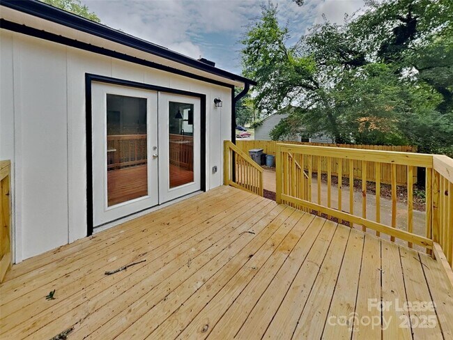 Building Photo - 2633 Brentwood Pl