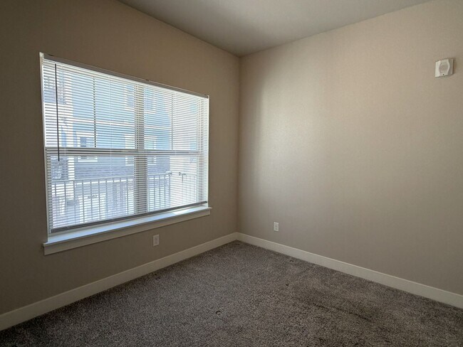 Building Photo - $200 Off First Month! Secure, Stylish & Convenient – 2 Bed Condo in Loveland