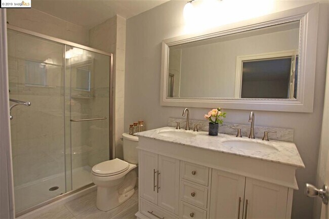 Building Photo - Clean/Remodeled 3 Bedroom 2 Bath with Large  Lot