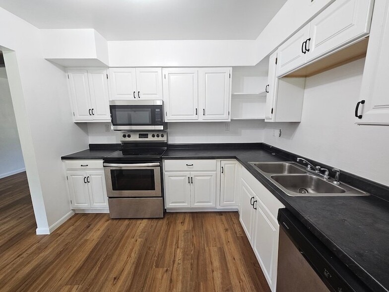 Building Photo - 677 Peach Tree Ln