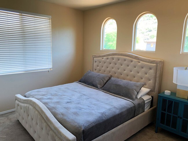 Building Photo - 4365 N Sunset Cliff Dr