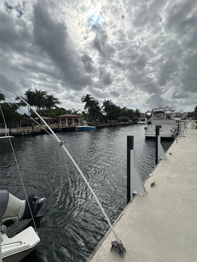 Building Photo - 2000 NE 135th St