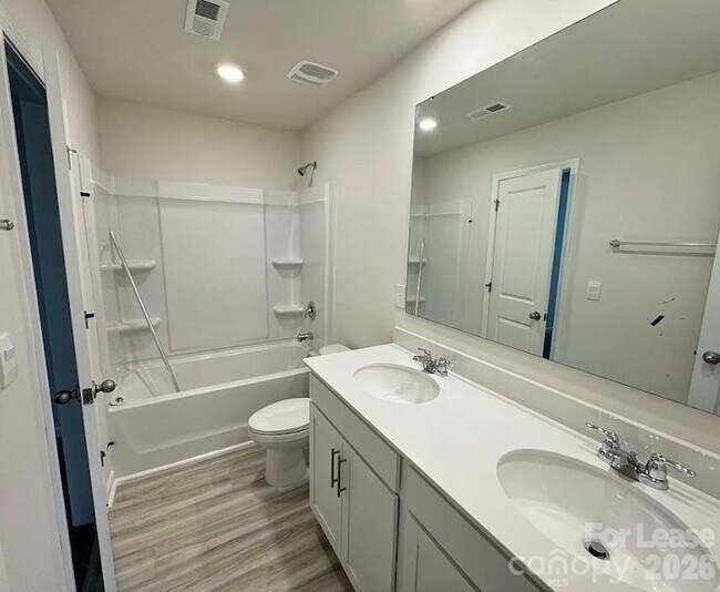 Building Photo - 1830 Vanderlyn St