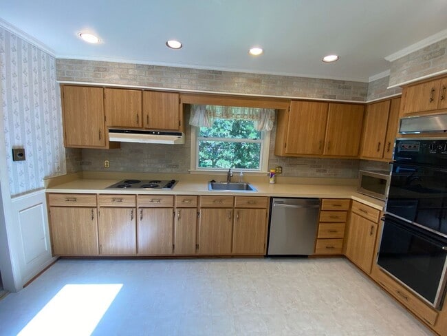 Building Photo - 2648 S Kings Rd
