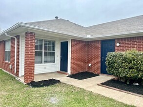 Building Photo - Spacious Duplex