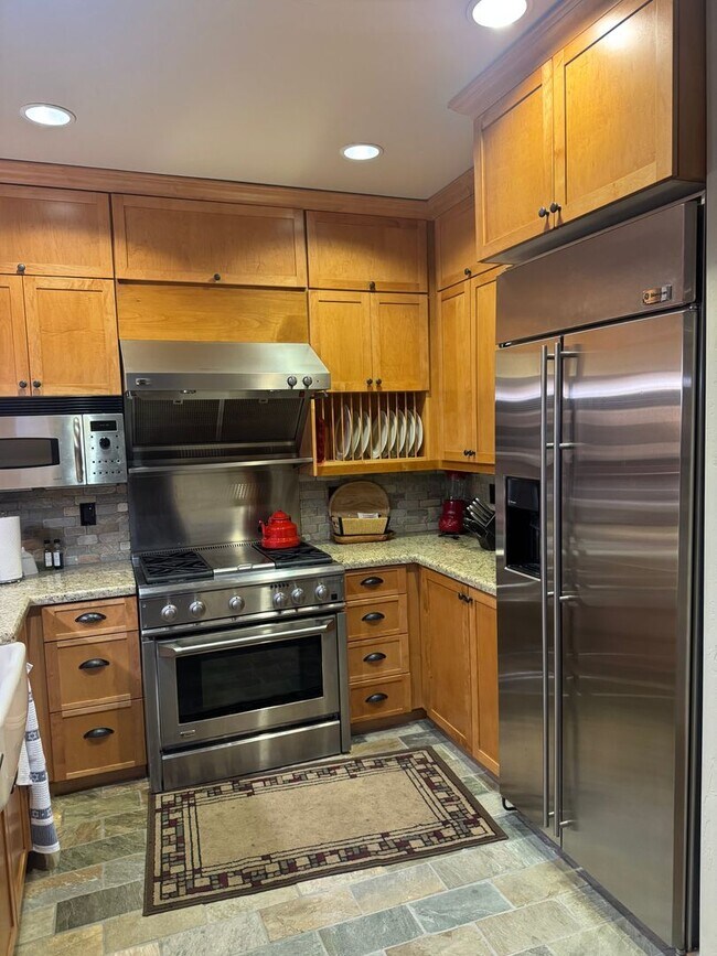 Building Photo - Luxury Fully Furnished 4BD/4BA Mountain Retreat with Hot Tub & Garage – Woodwinds #34, Mammoth Lakes