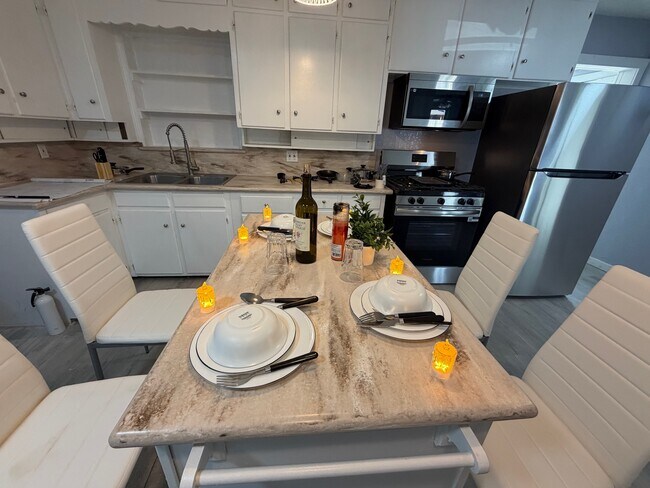 Building Photo - 2136 Ridgeway St