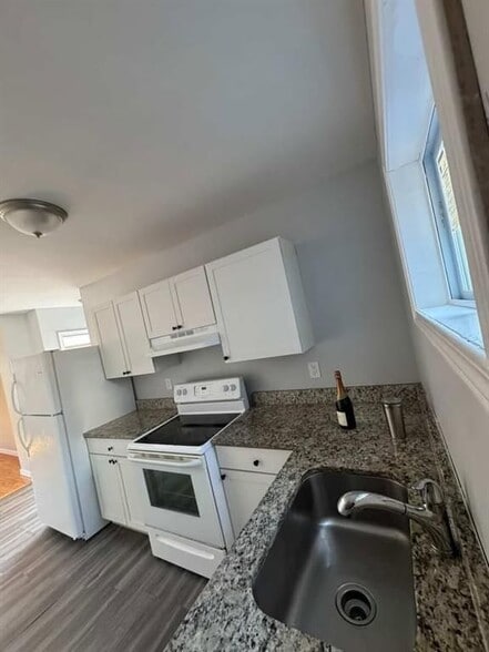 Building Photo - 42 Putnam St