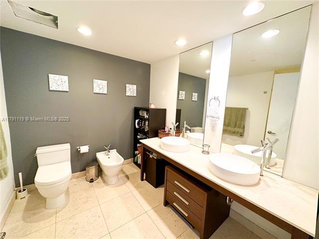 Building Photo - 495 Brickell Ave