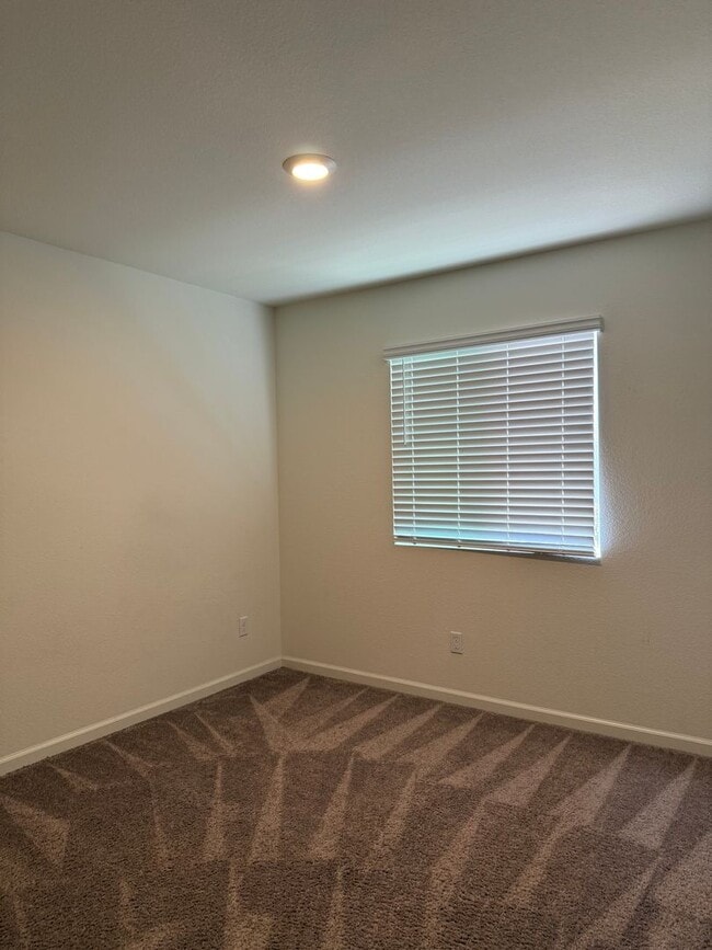 Building Photo - Beautiful 4 bed 2.5 bath in Sacramento!