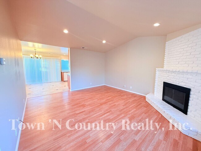 Building Photo - 1720 Cherokee Dr