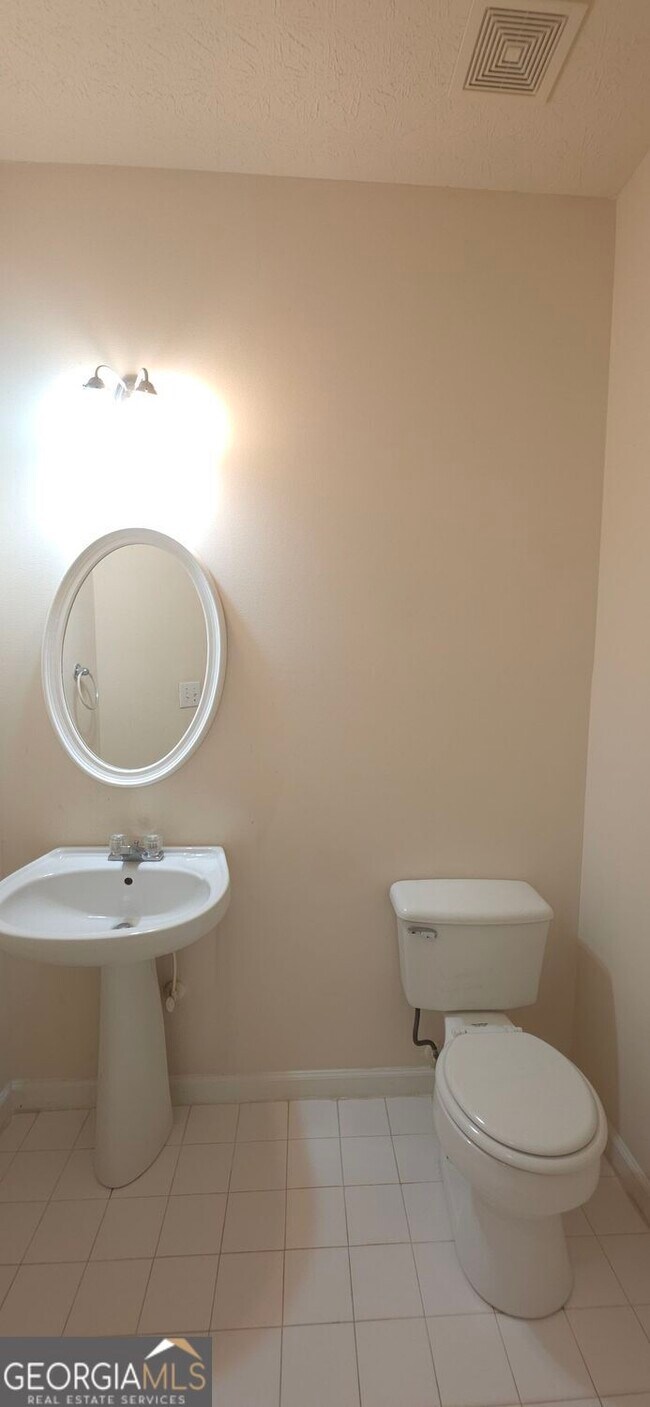 Building Photo - 838 Pond View Ct