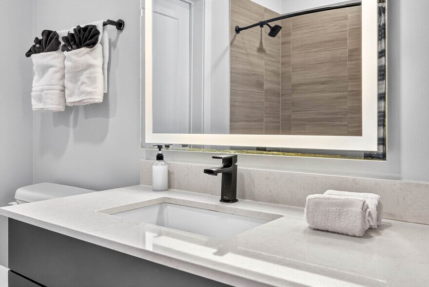 Building Photo - 1116 Gramercy Ln