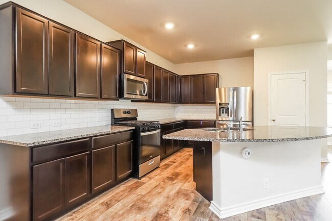 Building Photo - 4 Bedrooms- 11 miles from Lackland AFB