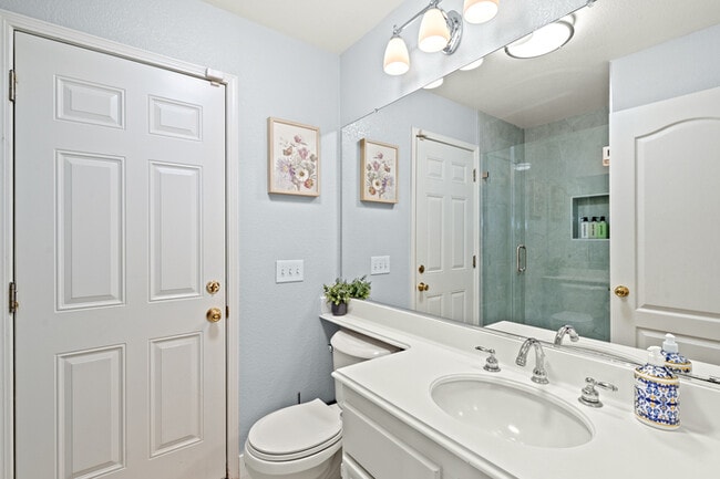 Building Photo - 10919 Mirador Dr