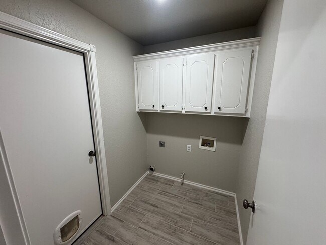 Building Photo - Storm Shelter!!! This 3 bed, 2 bath, 2 Car Garage home has new paint, kitchen and bathroom granit...