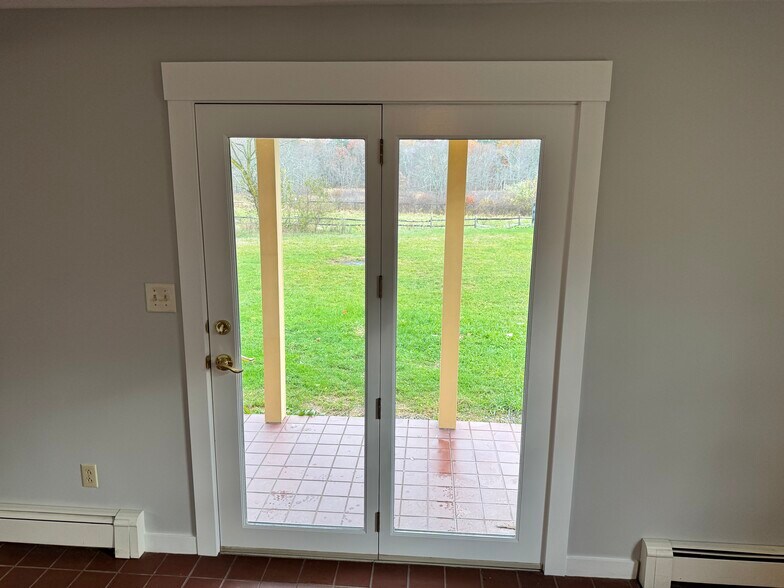 Building Photo - 253 Davis Rd