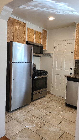 Building Photo - 2226 S Carmelina Ave