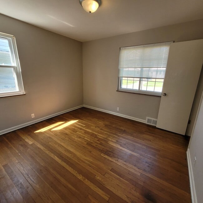 Building Photo - West Boulevard Area 3-Bed, 1-Bath Single-F...
