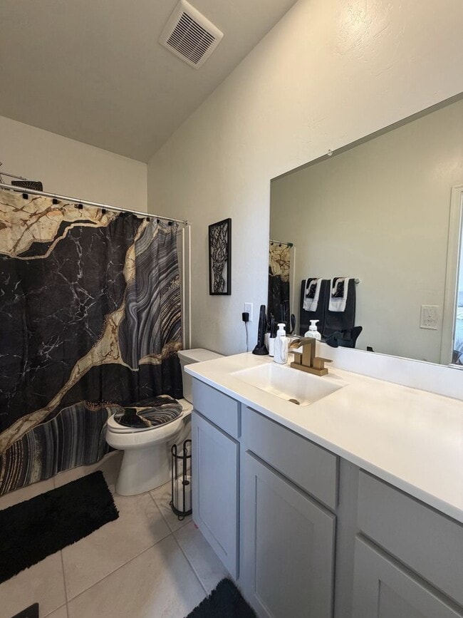 Building Photo - Gorgeous 3 Bedroom 2 Bath with modern upgrades in the home!