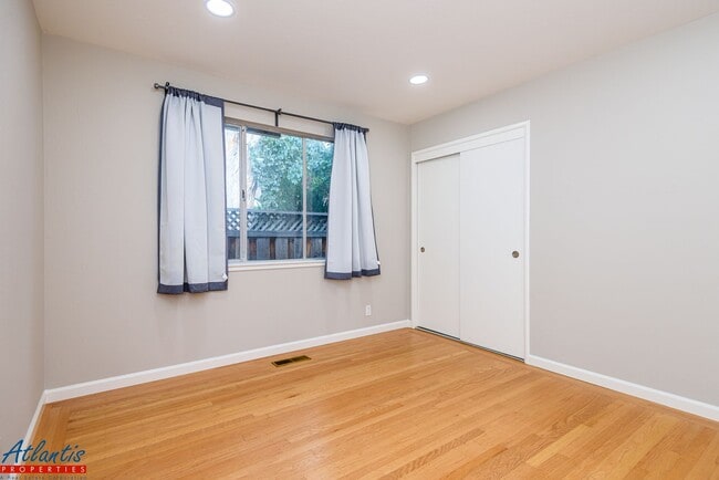 Building Photo - Beautiful Home | Remodeled | Desirable Location