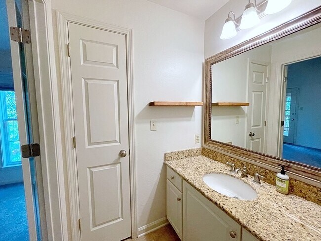 Building Photo - 3 Bedroom Condo Located off Jefferson Hwy ...