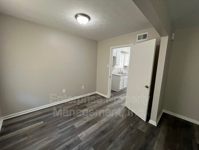 Building Photo - 1343 Dove St