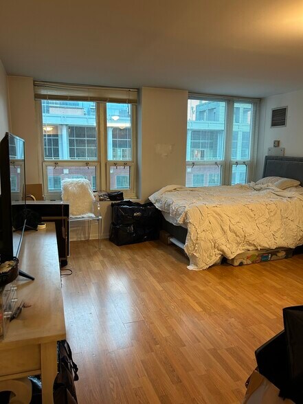 Primary Photo - 345 N La Salle Dr