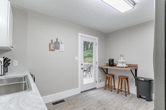 Building Photo - 906 North Main Street