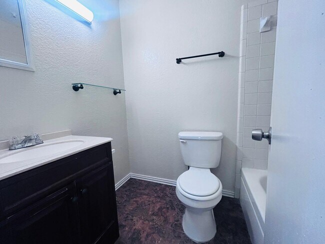 Building Photo - 2122 Lazy Ridge Dr