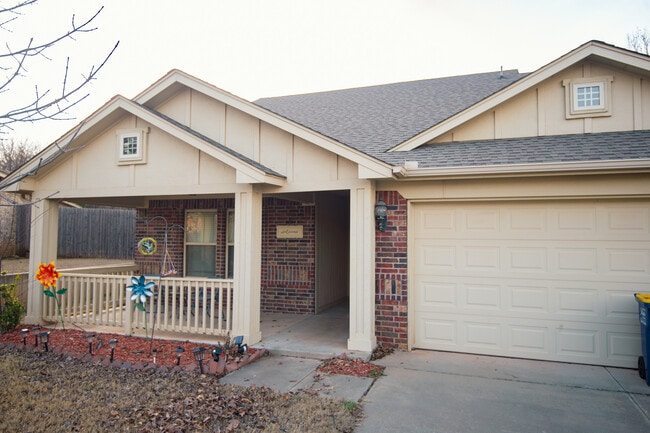 Building Photo - 912 S Linford Dr