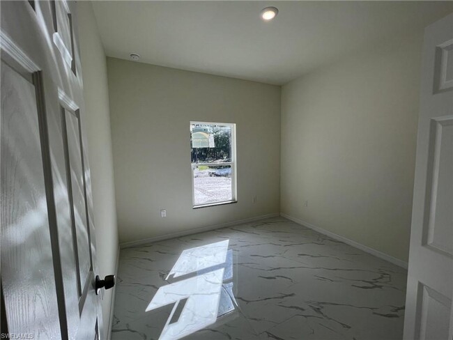 Building Photo - PRICE IMPROVEMENT!!!-LARGE 4 BED/2BATH/2CA...