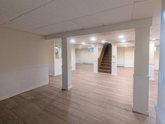 Building Photo - 48 Bayberry Ave