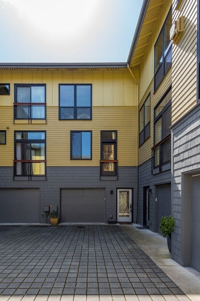 Primary Photo - Luxury Three Bedroom Townhome in Johns Lan...