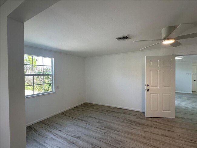 Building Photo - 812 Bayview Dr