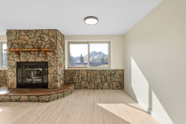Building Photo - Bright & Beautiful Foothills Home Just Minutes from Downtown Boulder