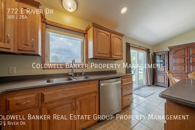Building Photo - 772 E River Dr