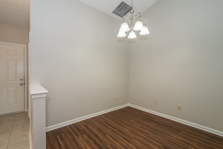 Building Photo - 3032 Twin Oak Dr S