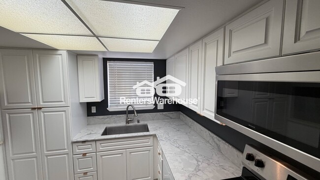 Building Photo - 6020 Carmen Blvd