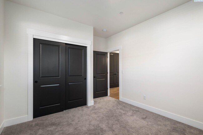 Building Photo - Generational suite w/separate entrance!