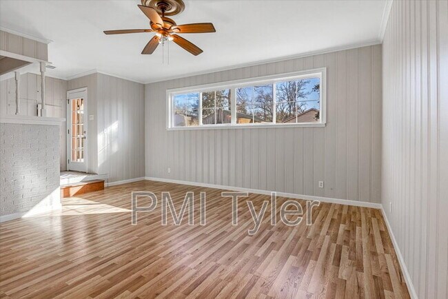 Building Photo - 805 Wilma St