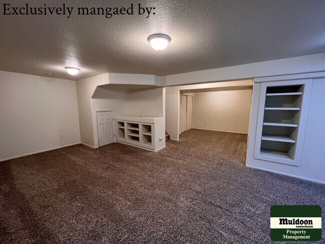 Building Photo - Stunning 3  Bedroom Home with lots of space and a beautiful fenced back yard -