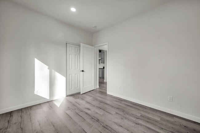 Building Photo - 5842-5840 Denver Ave