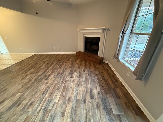 Building Photo - FOR RENT