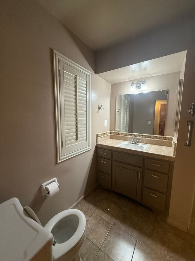 Building Photo - 2520 Oakwood Dr