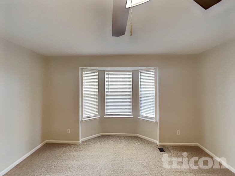 Building Photo - 1013 Heather Dr