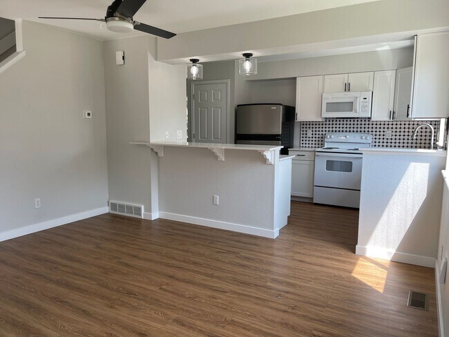 Building Photo - Duplex with 5 Bedroom & 4 Baths