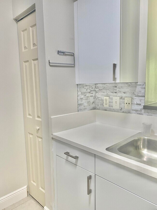 Building Photo - 630 S Sapodilla Ave